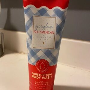 Bath & Body Works Gingham All-American Body Wash - Red and Blue
Brand new!!